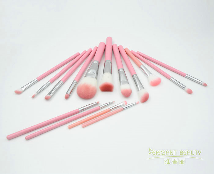 化妆刷的独特魅力：为何它比手指更适合上妆？