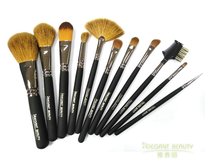 成套化妆刷中的刷毛硬度对化妆效果有何影响？